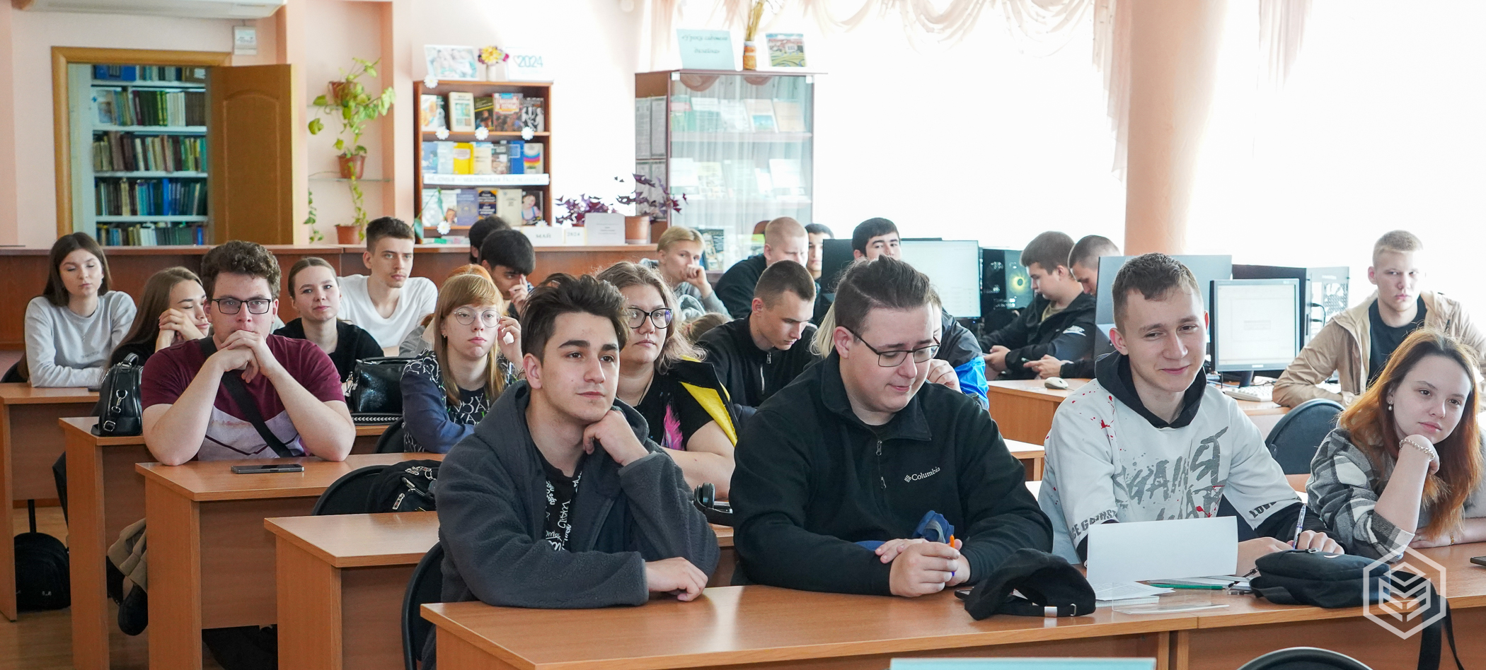студенты слушают 1