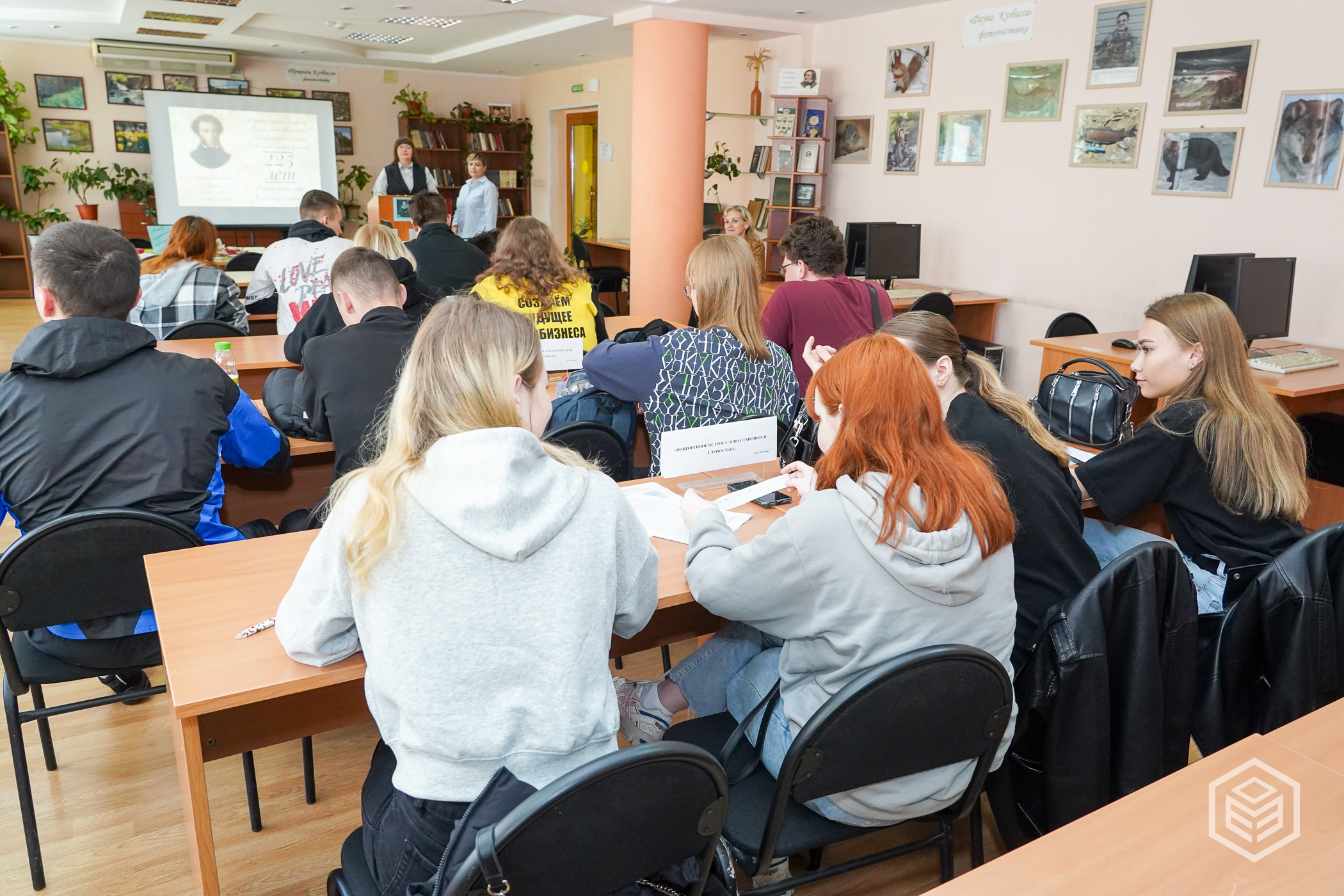 студенты слушают 2