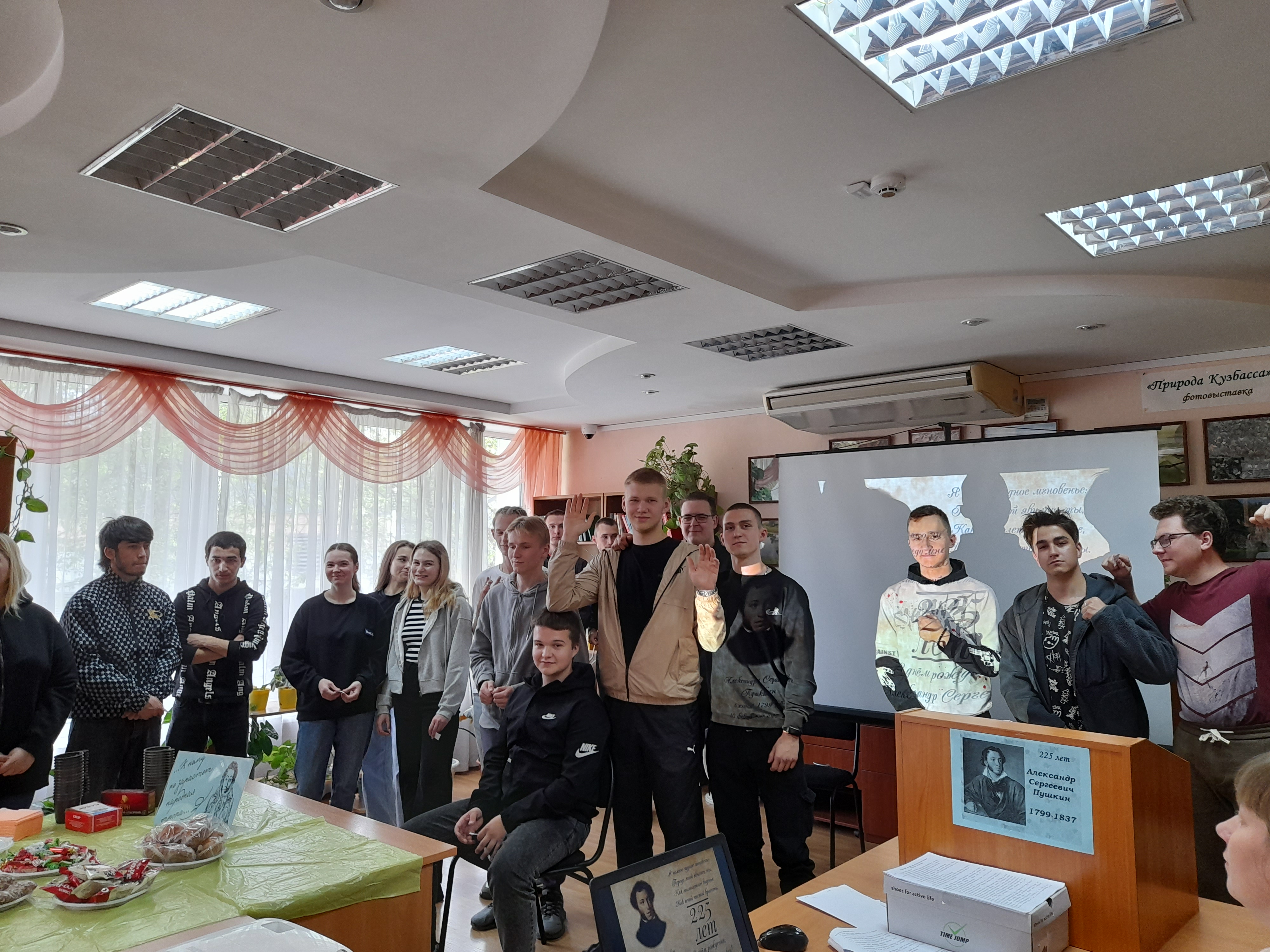 сценка со студентами